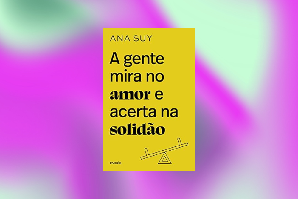 Imagem do livro A Gente Mira No Amor e Acerta na Solidão, de Ana Suy, um livro amarelo escuro.