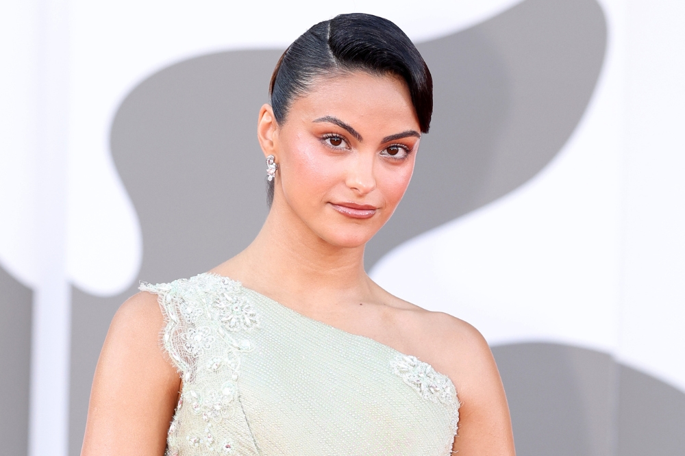 Camila Mendes no tapete vermelho da première de 'Babygirl' no Festival de Cinema de Veneza 2024