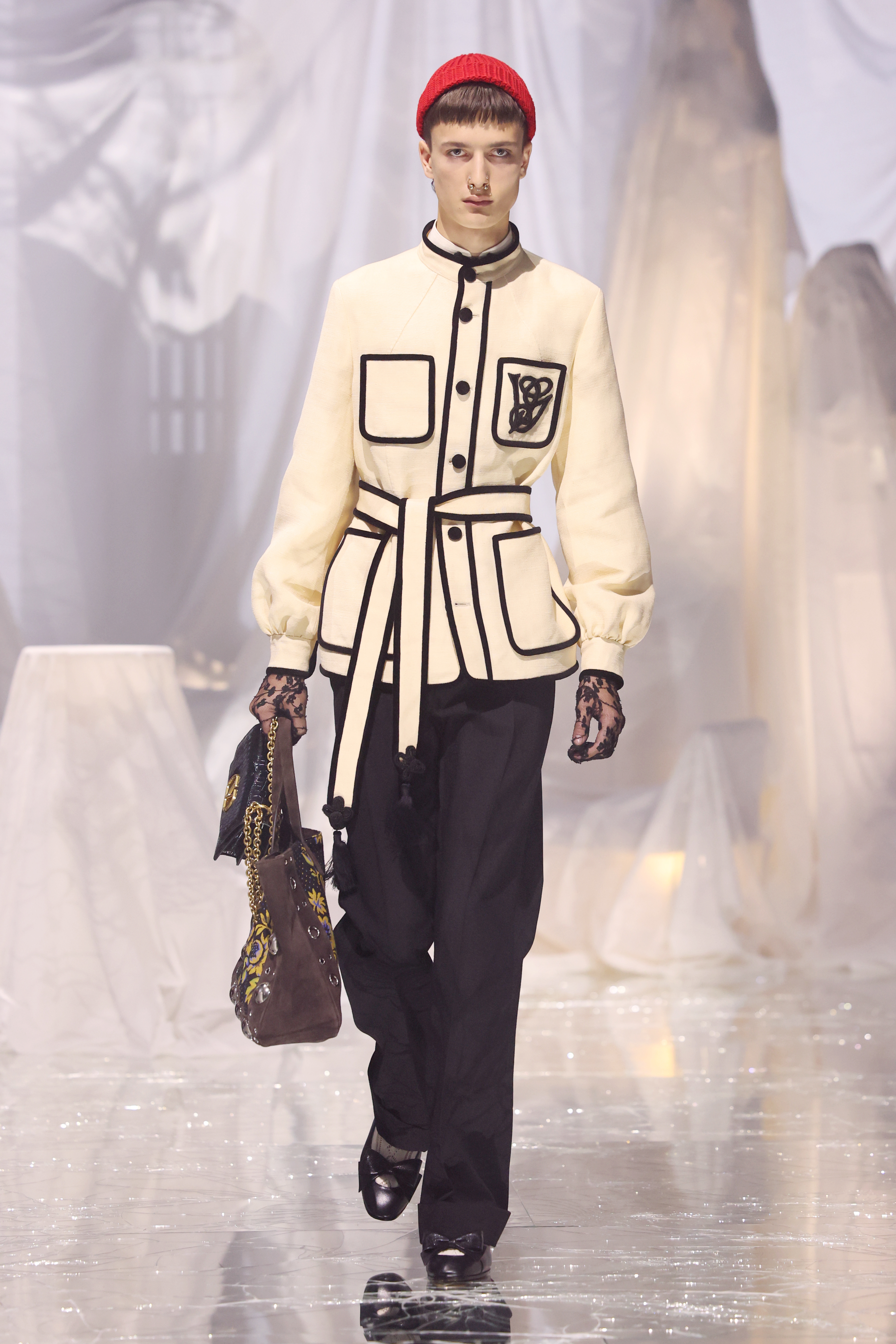Valentino Pavillon des Folies- Runway – Paris Fashion Week Spring -Summer 2025 Desfile de primavera-verão 2025 da Valentino na semana de moda de Paris