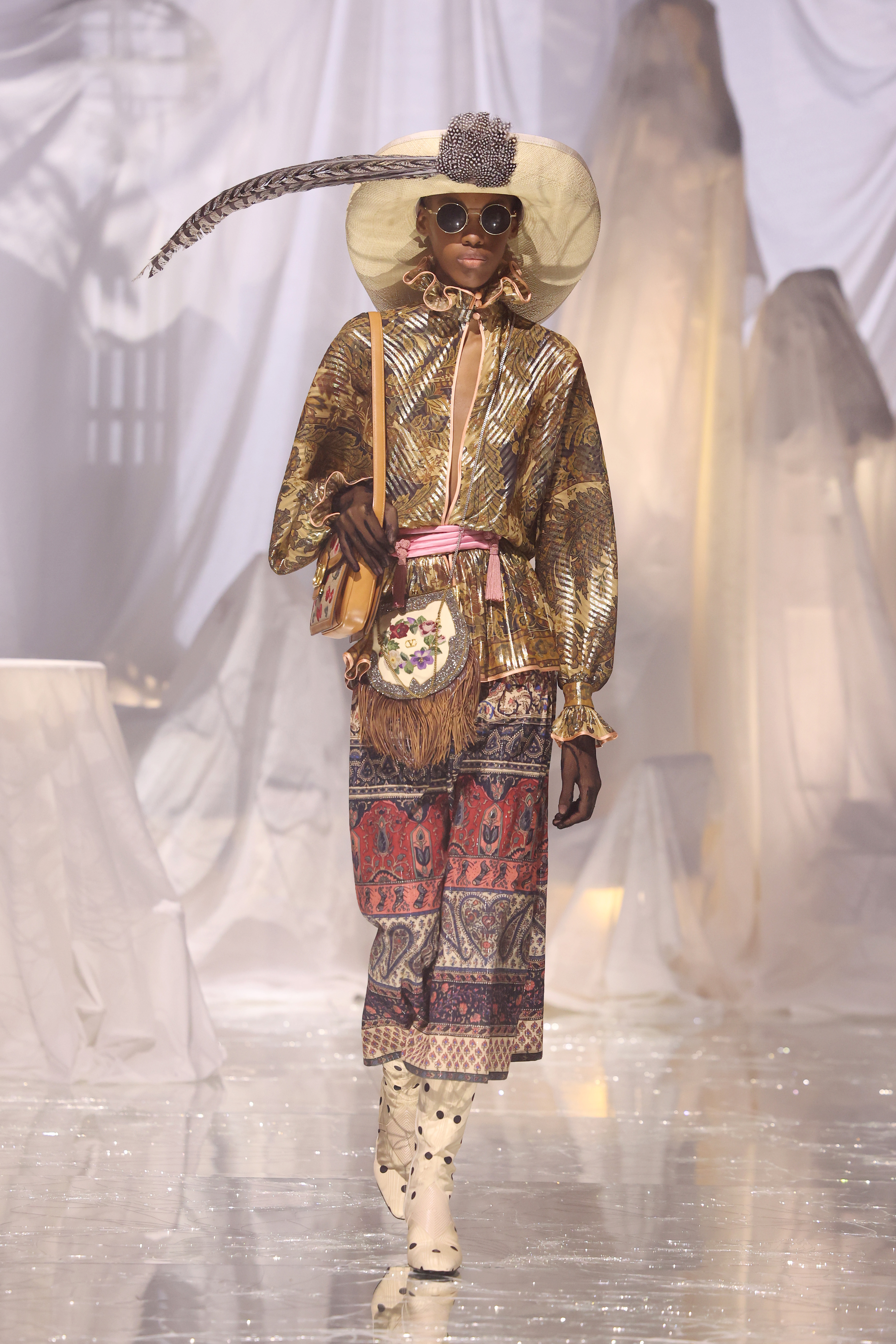 Desfile de primavera-verão 2025 da Valentino na semana de moda de Paris