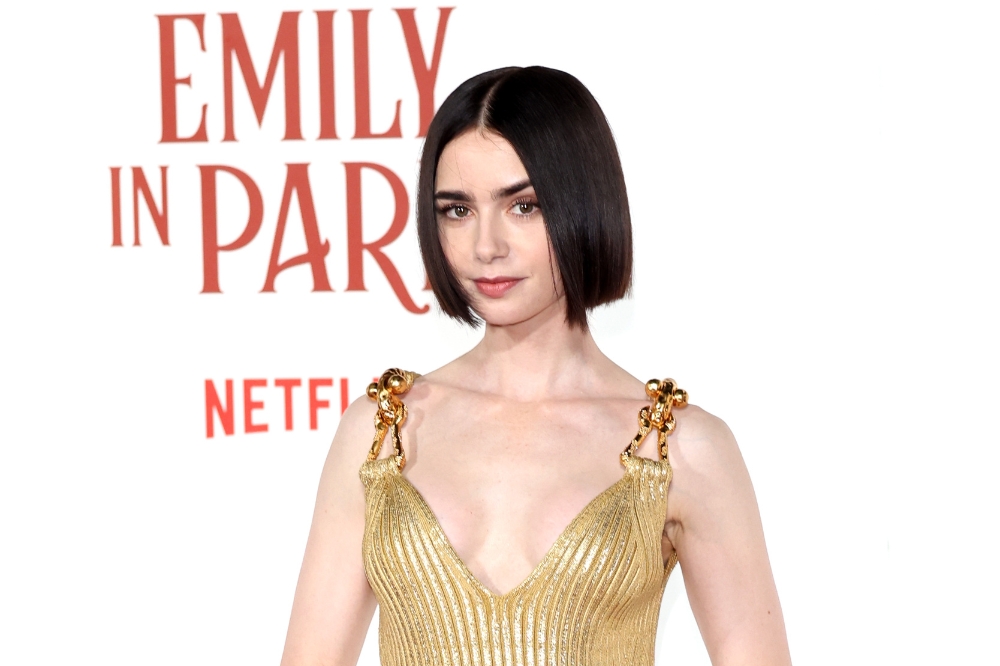 Lily Collins na première da segunda parte da quarta temporada de Emily em Paris, em Roma