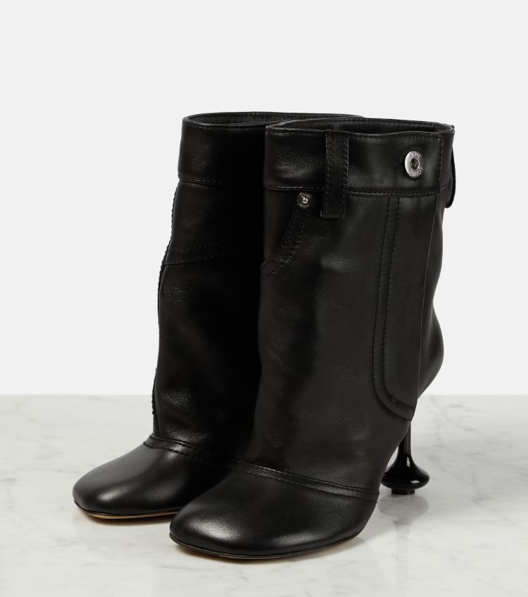 Ankle boots de couro da Loewe usada por Sasha Meneghel