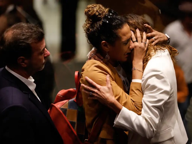 Marielle Franco Anielle Franco, irmã de Marielle e Mônica Benício, ex-mulher da vereadora, se abraçam após juíza divulgar a sentença no tribunal.
