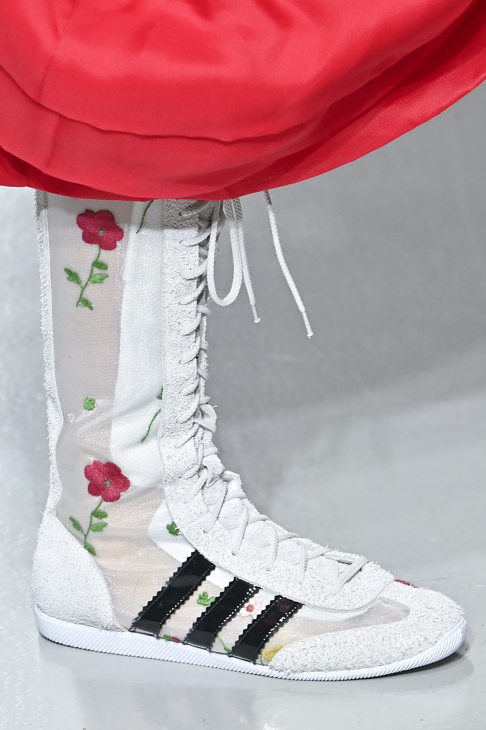 Reverie by Caroline Hu – Runway – Spring/Summer 2025 Paris Fashion Week Tênis boxeador no desfile de primavera-verão 2025 da Caroline Hu na semana de moda de Paris