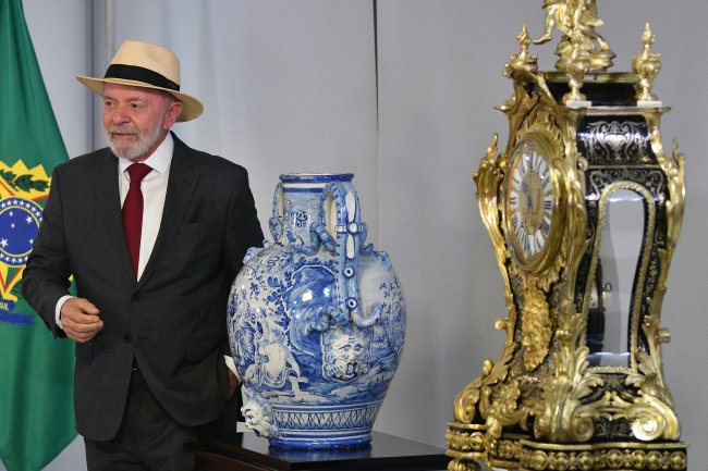 President Lula Da Silva Participates In A Rally With Supporters In Brasilia O presidente Luiz Inácio Lula da Silva do Brasil participa de uma cerimônia de arte restaurada na sala de audiências presidenciais em 8 de janeiro de 2025 em Brasília, Brasil.