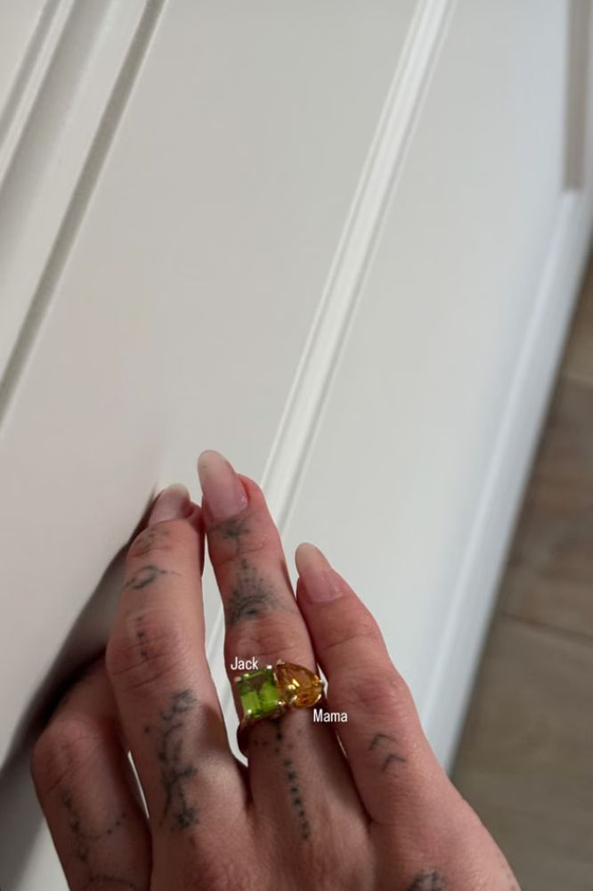 anel-jack-hailey-bieber Stories da Hailey Bieber com novo anel em homenagem à Jack, seu filho