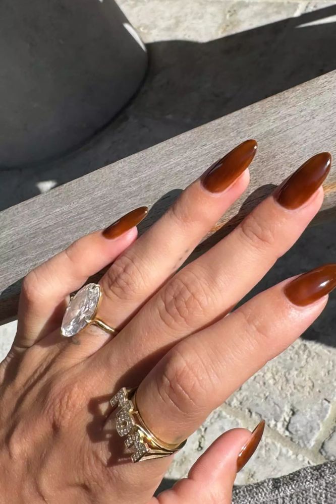 anel-mom-hailey-bieber Stories da Hailey Bieber com anel com a palavra 'mom' cravejado