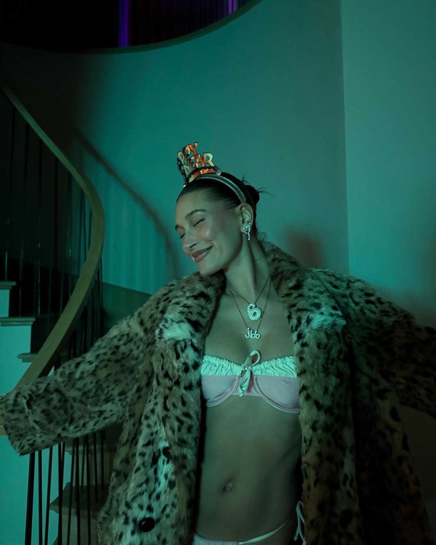 hailey-bieber-colar Hailey Bieber com colar com as iniciais 'JBB' em homenagem ao filho