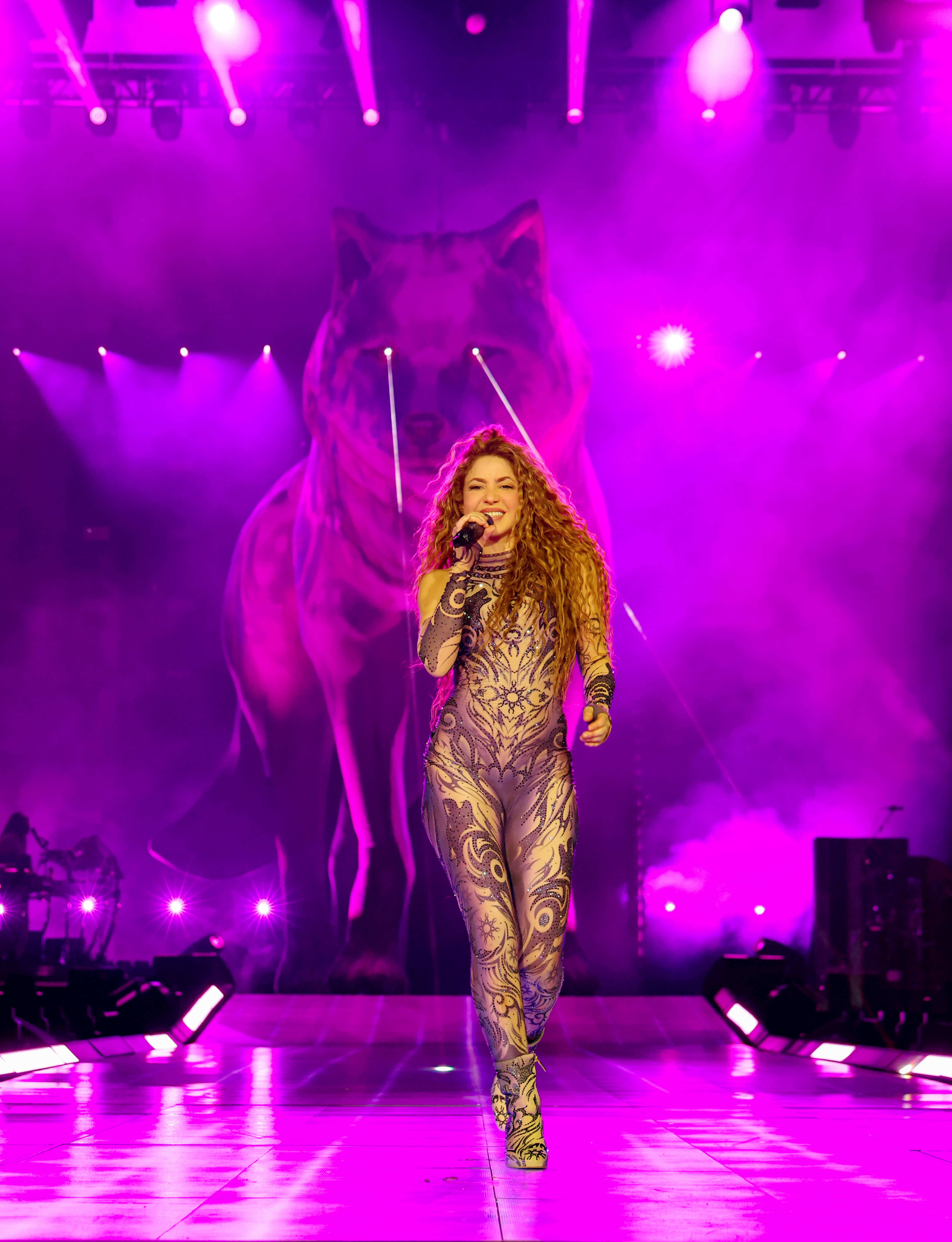 Shakira: Las Mujeres Ya No Lloran World Tour Kick Off – Rio de Janeiro Shakira usando look criado por Dario Mittmann em show da turnê 'Las Mujeres Ya No Lloran' no Rio de Janeiro