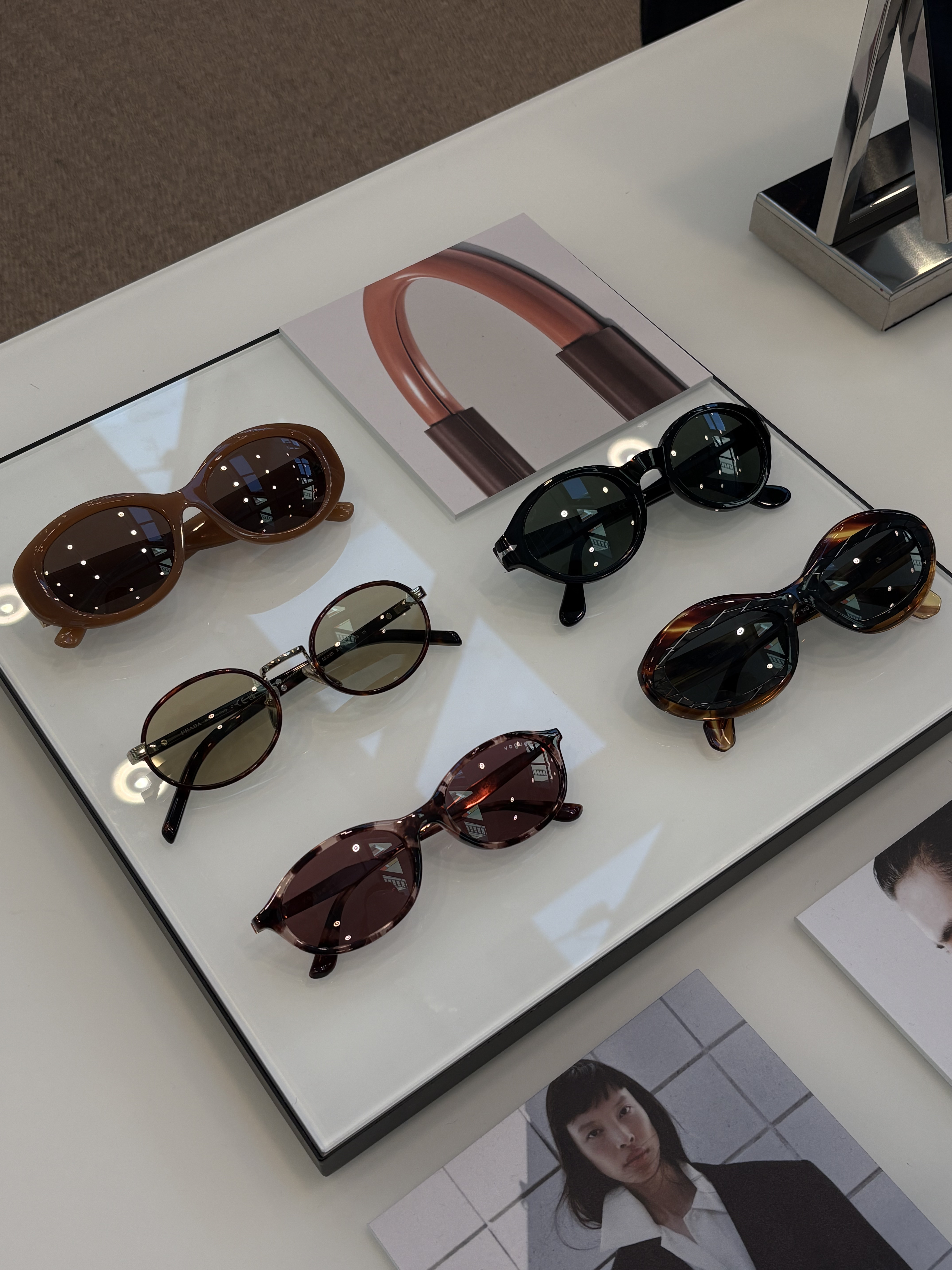 tendencia-oculos-arredondados-2025 Tendência de óculos para 2025 apresentada pela EssilorLuxottica em Milão