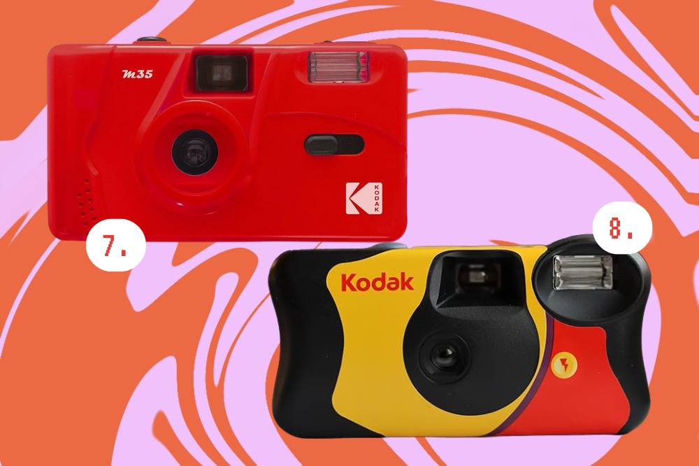 Câmeras digitais para levar para festival Imagem de duas câmeras descartáveis, uma vermelha e outra preta, amarela e vermelha, em um fundo rosa e laranja.