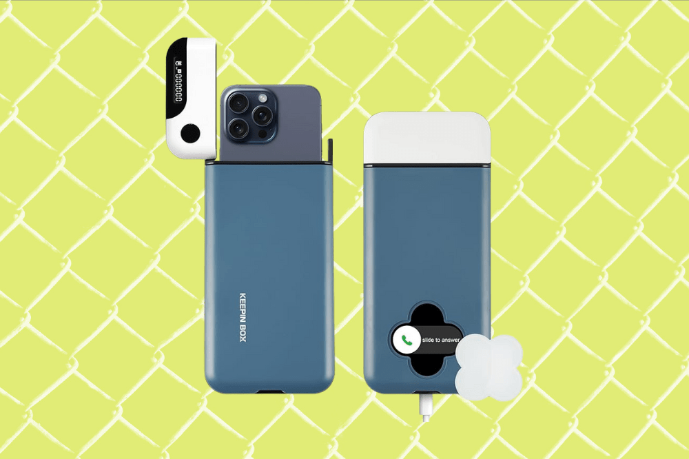 Imagem de uma capinha que guarda celular azul escura, com a tampa aberta e um celular azul claro dentro.