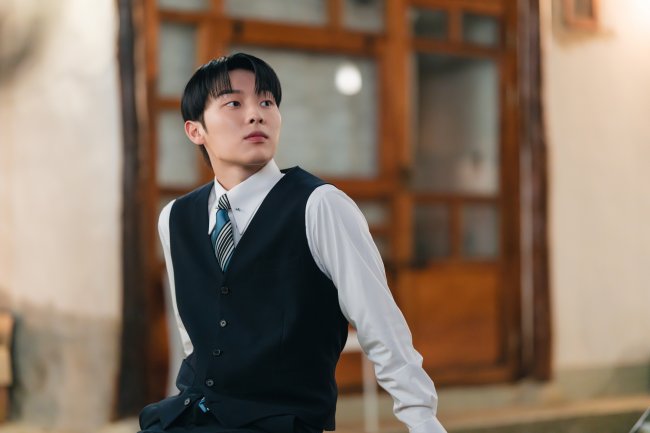 Choi Hyun-wook leva uma vida dupla na série.