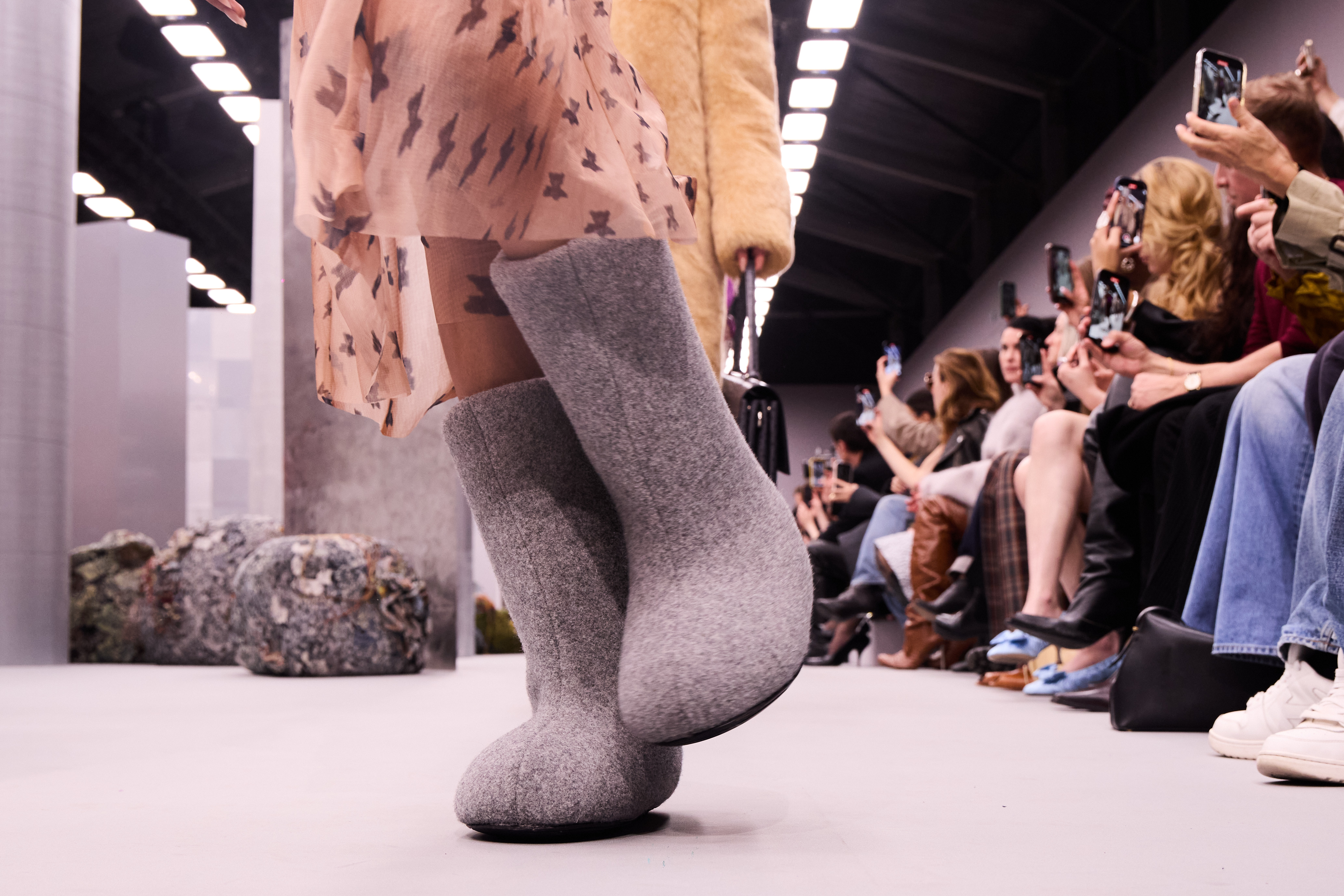 Desfile de outono-inverno 2025-2026 da Acne Studios na semana de moda de Paris
