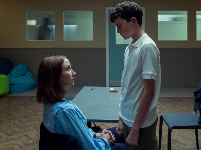 Cena em que a psicóloga confronta Jamie na série 'Adolescência', da Netflix.