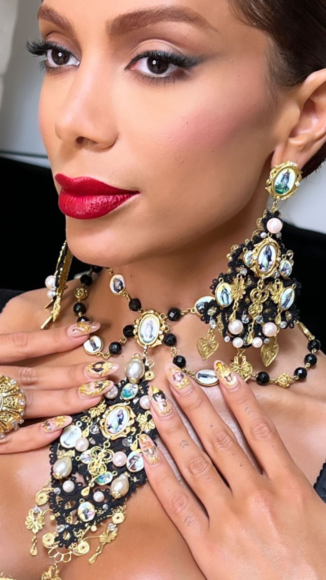 Unhas da Anitta em desfile Dolce & Gabanna