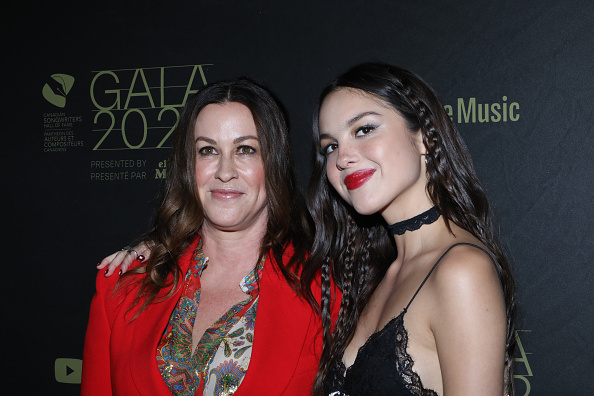 Alanis Morissette e Olivia Rodrigo no Canadian Songwriters Hall Of Fame Gala 2022