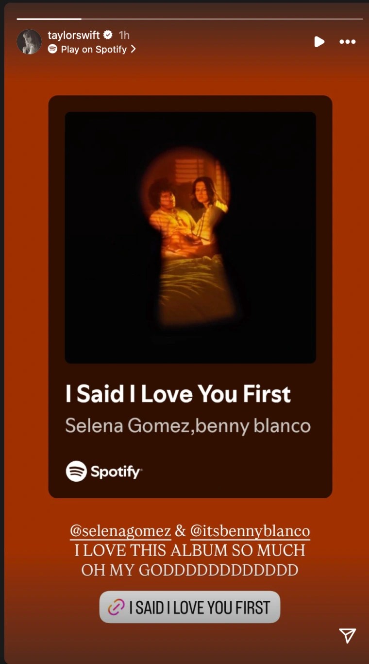 Taylor Swift compartilha álbum de Selena Gomez e Benny Blanco nos stories.