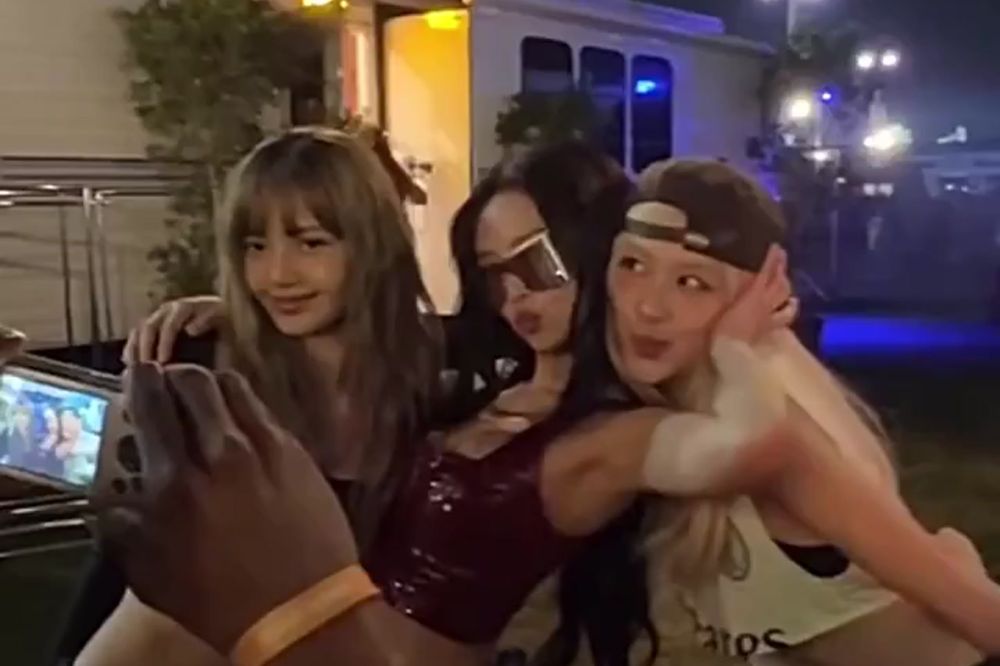 As três integrantes do BLACKPINK se reúnem para foto