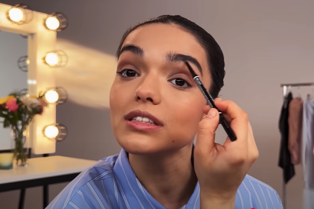Rachel Zegler mostra como faz sua maquiagem favorita em 10 minutos