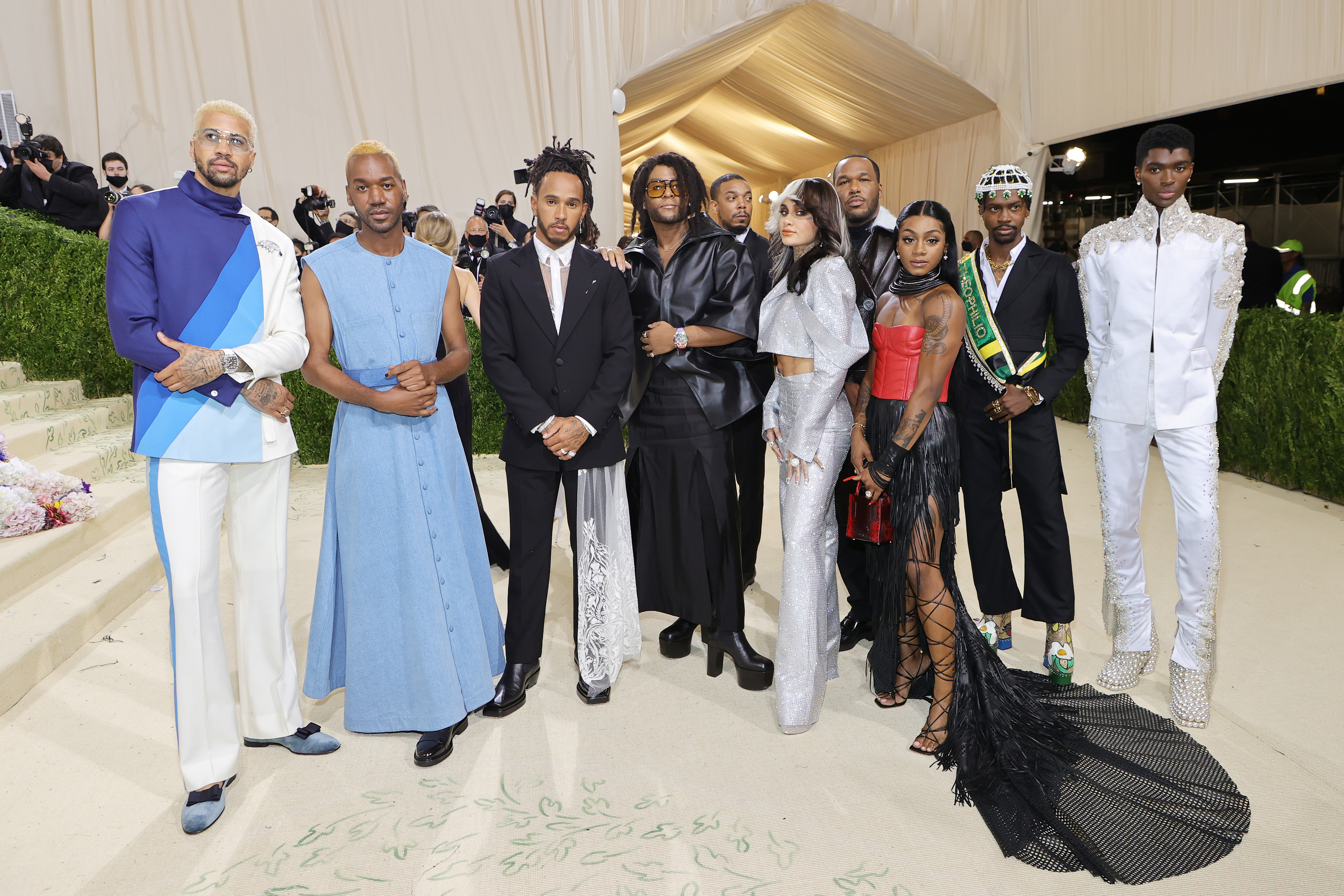 O piloto Lewis Hamilton ao lado de 10 estilistas negros convidados pelo piloto para irem ao Met Gala de 2021.