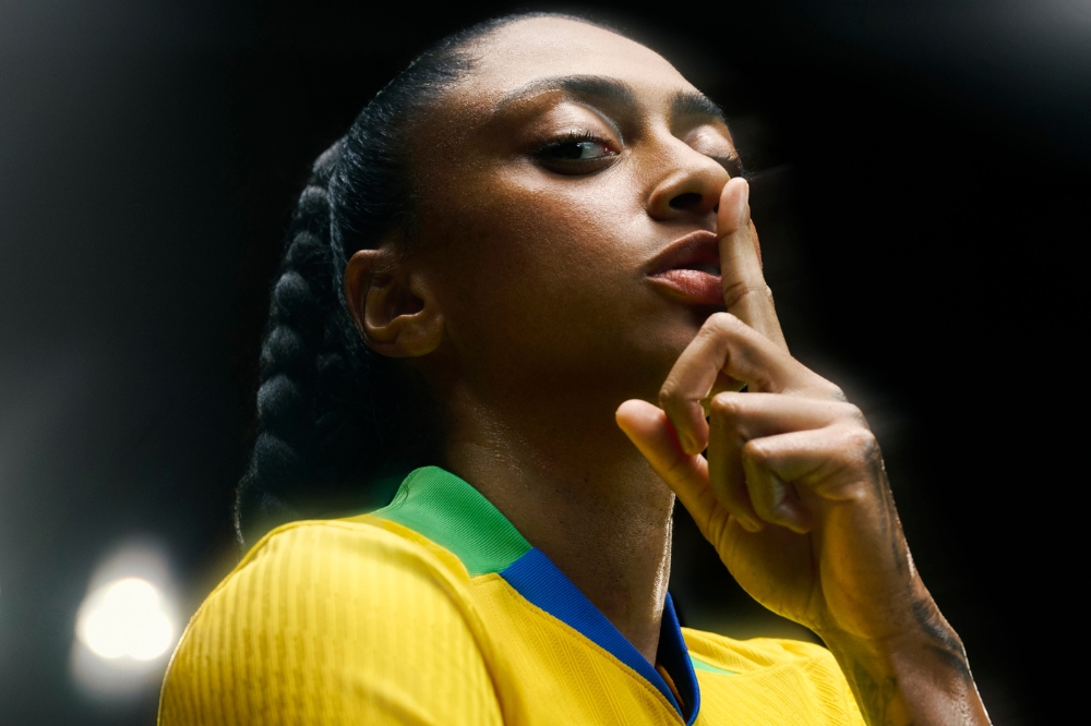 Jogadora Kerolin usa novo uniforme da seleção brasileira de futebol feminino