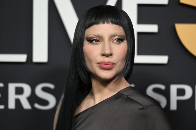 Lady Gaga posando para foto sorrindo levemente