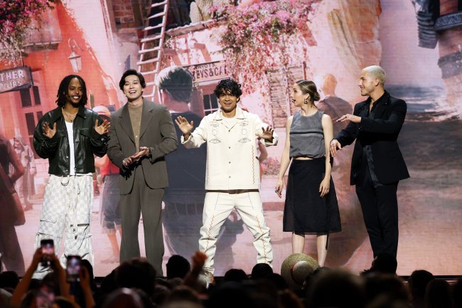 O elenco de One Piece no palco do Tudum.