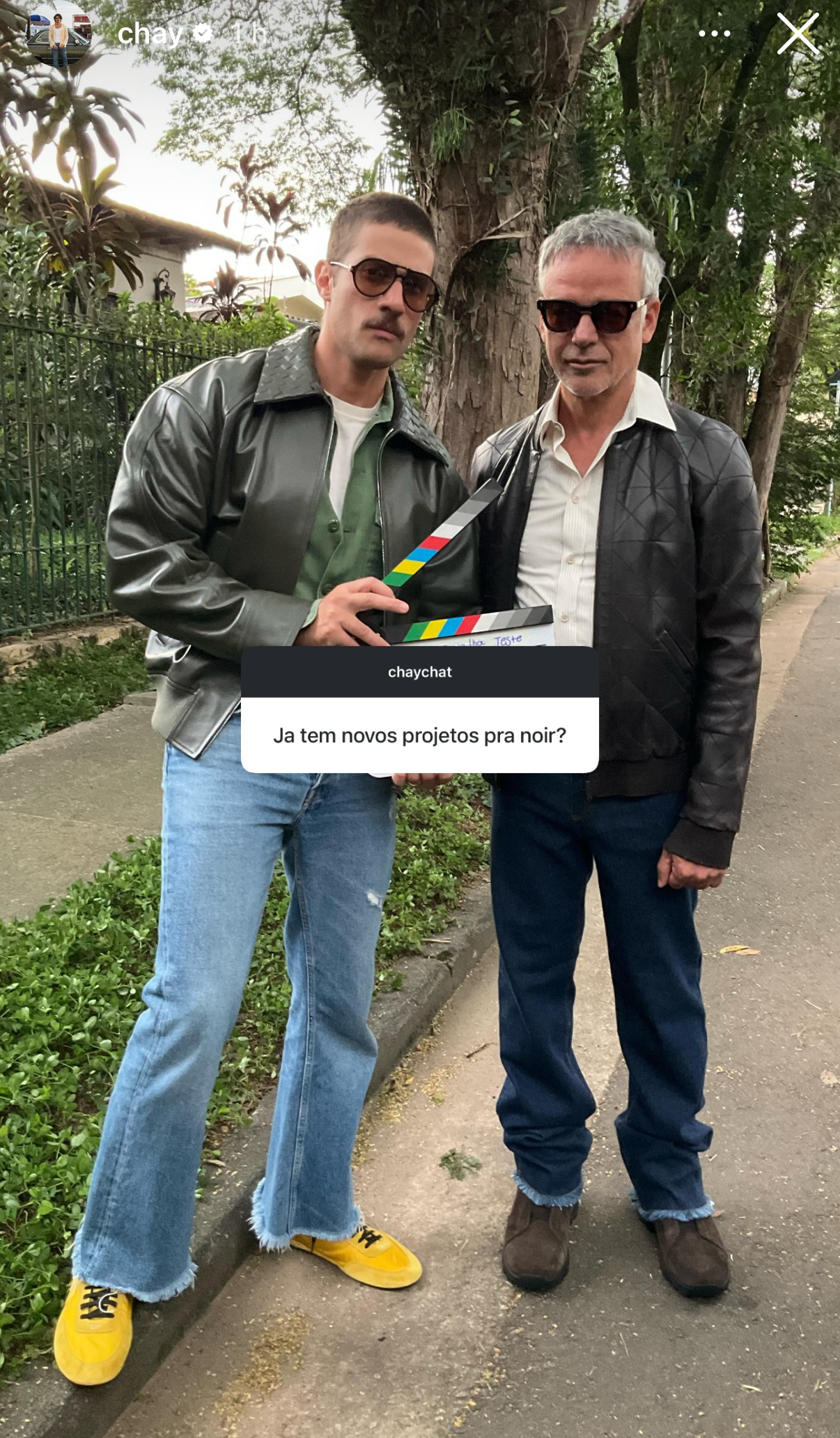 Chay Suede usando tênis amarelo re-nylon da Prada