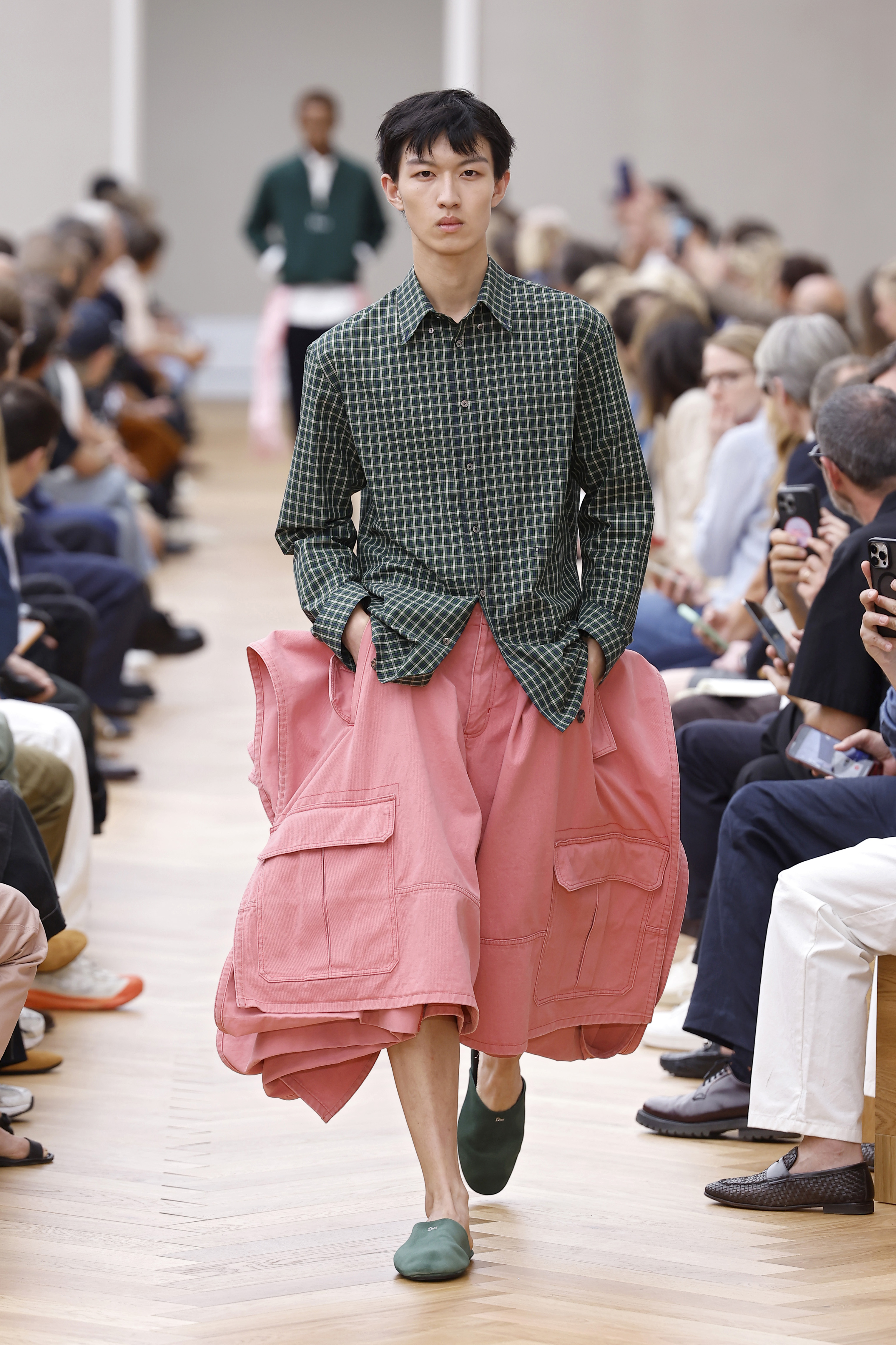 Desfile de estreia do Jonathan Anderson à frente da Dior na semana de moda masculina de Paris