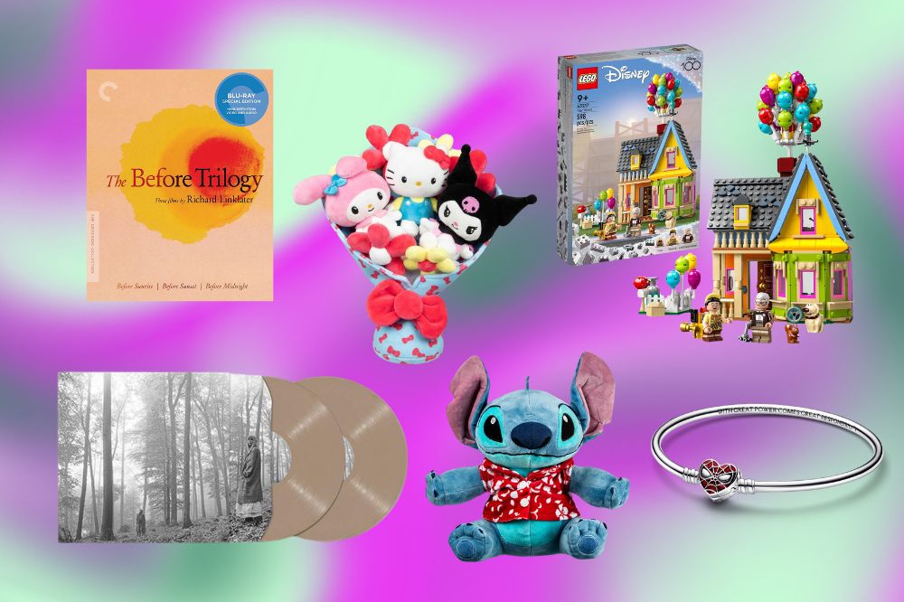 Ideias de presentes de Dia dos Namorados para quem ama cultura pop; itens como discos de vinil, coleções de DVD, pelúcias, LEGO e bracelete em um fundo lilás e verde