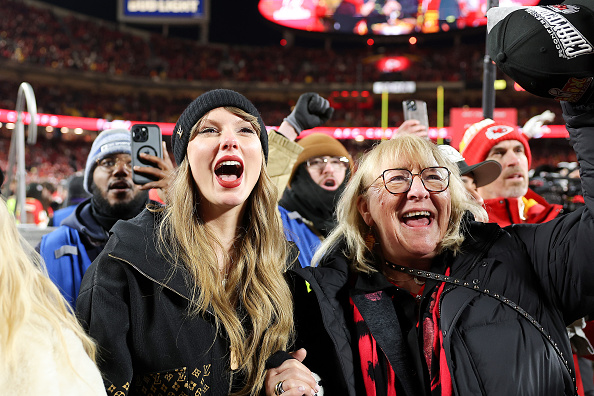 Taylor Swift e Donna Kelce em jogo do Kansas City Chiefs