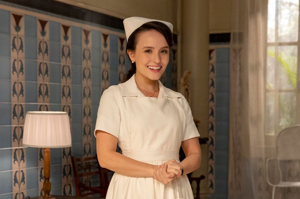 Larissa Manoela em Êta Mundo Melhor; ela está caracterizada como enfermeira sorrindo e posando para foto