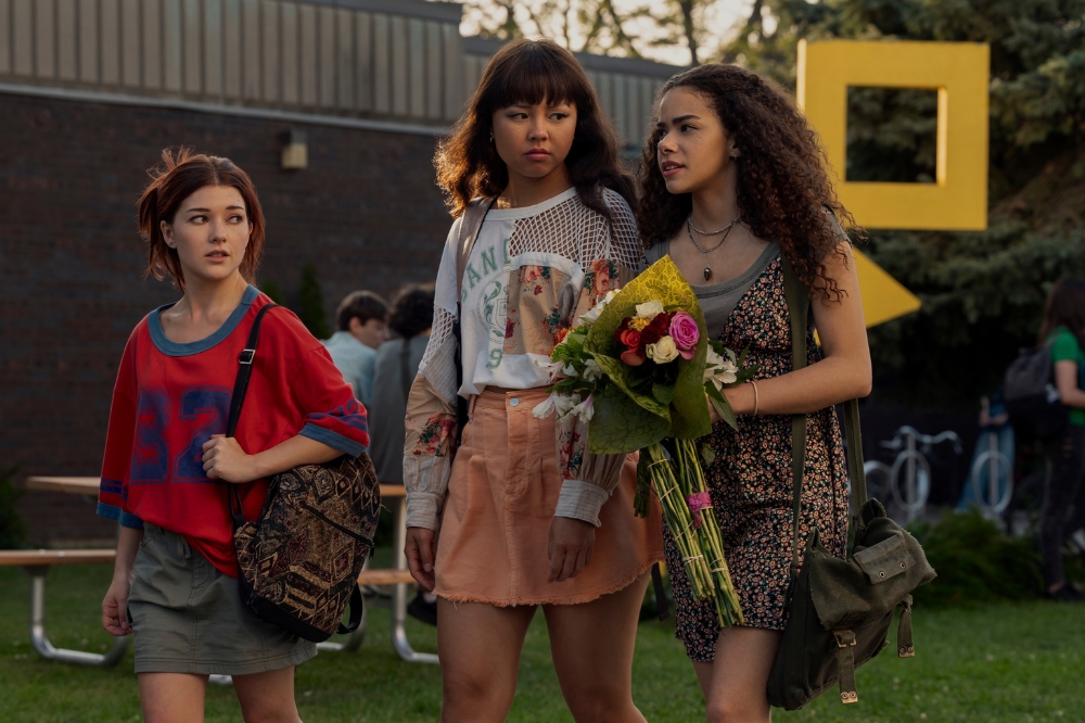 Abby (Katie Douglas), Norah (Chelsea Clark) e Ginny (Antonia Gentry) em cena da série Ginny e Georgia