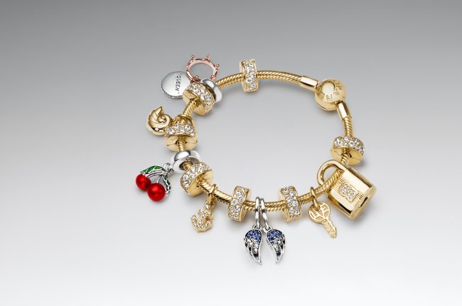 Bracelete criado pelas integrantes do KATSEYE para Pandora.