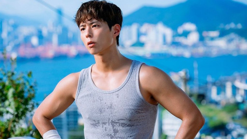 park bo gum aparece de regata suada em cena do dorama good boy