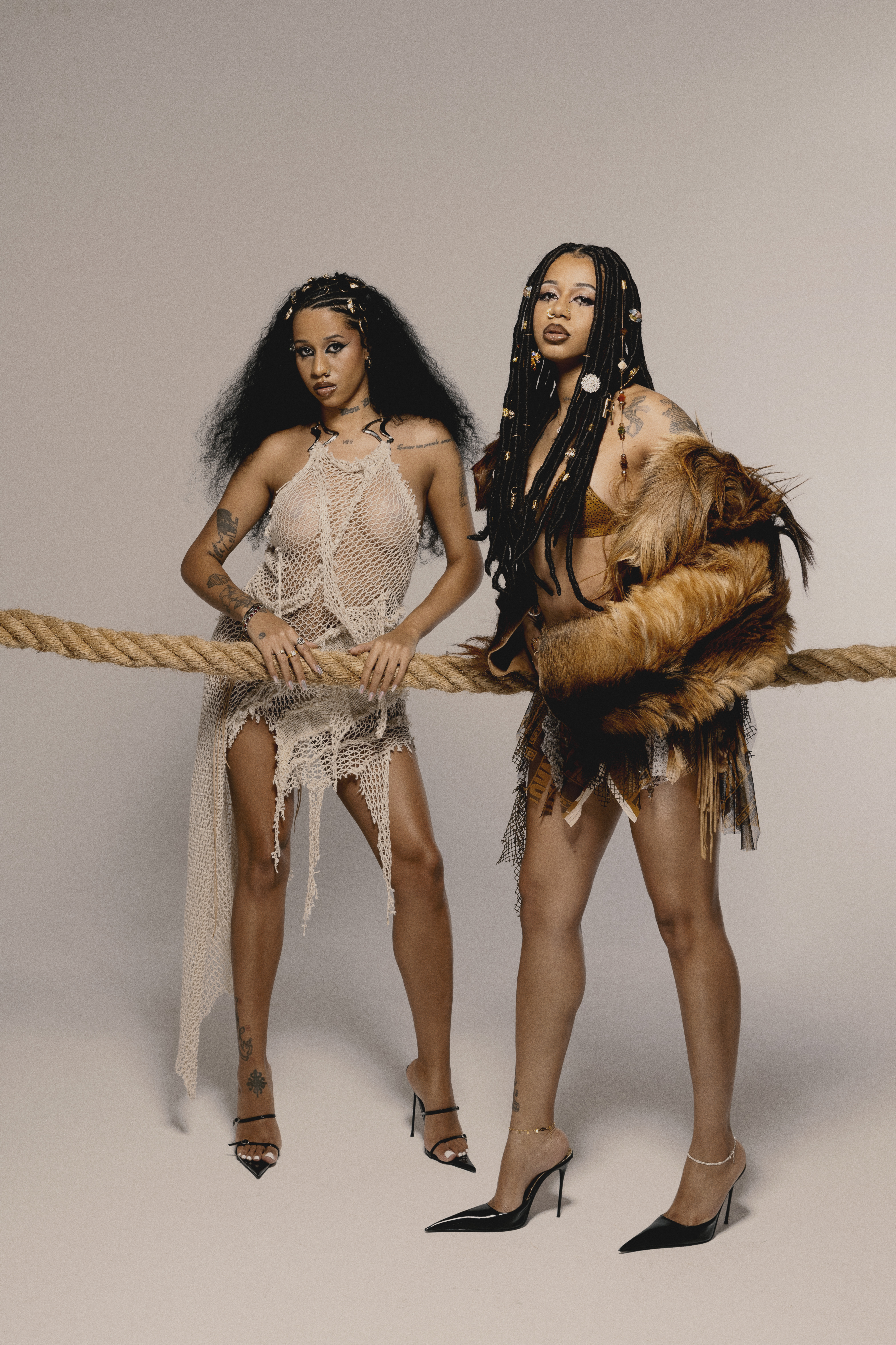 tasha-e-tracie-capricho-impressa-02 Tasha e Tracie para a revista impressa de julho da CAPRICHO