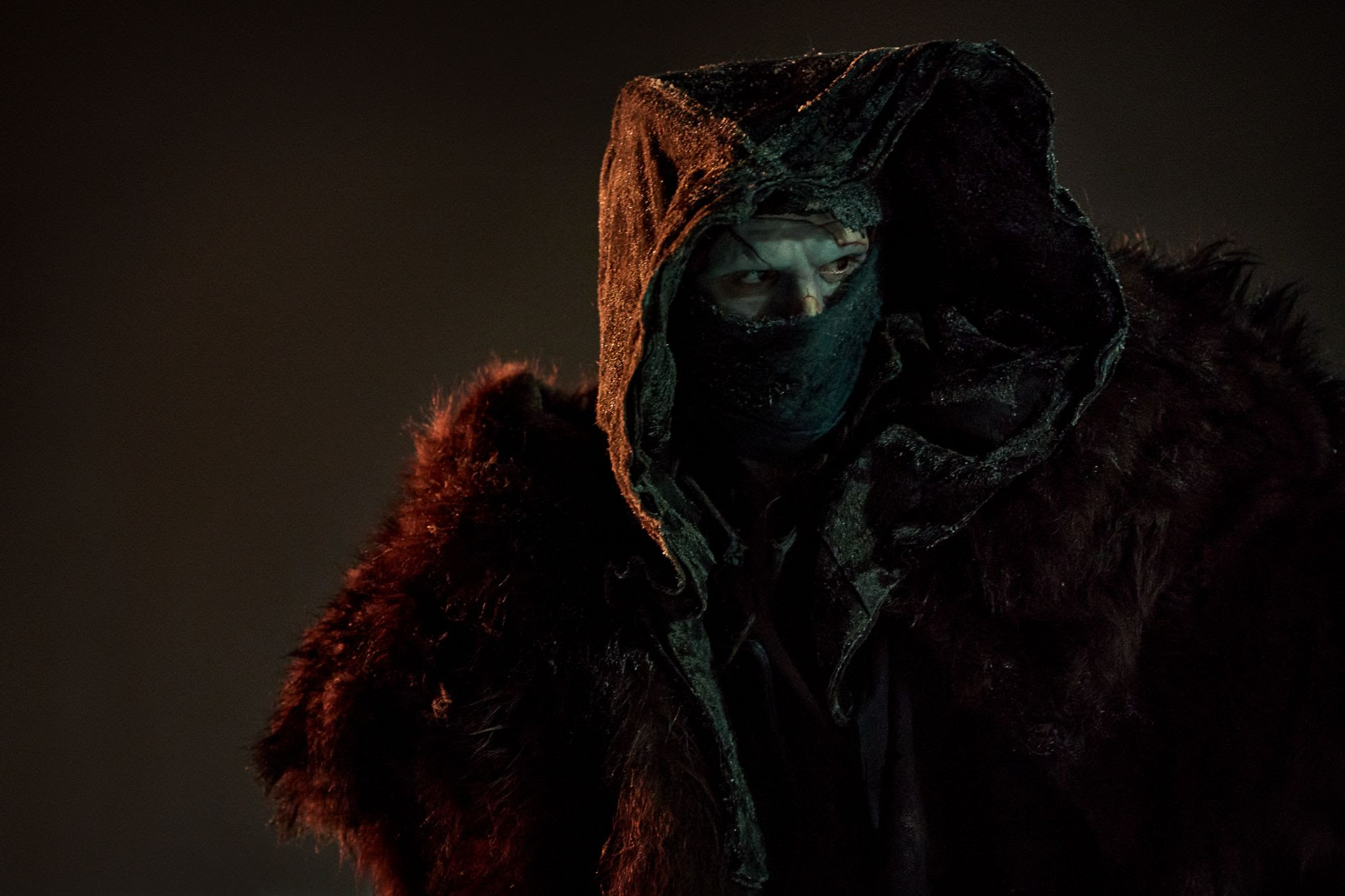 Jacob Elordi como Frankenstein O visual do ator Jacob Elordi como Frankenstein está coberto por uma capa