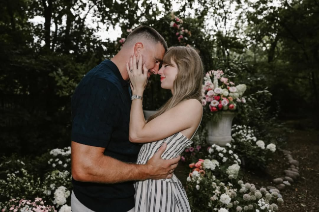 Taylor Swift e Travis Kelce estão noivos Taylor Swift e Travis Kelce estão abraçados com flores ao fundo