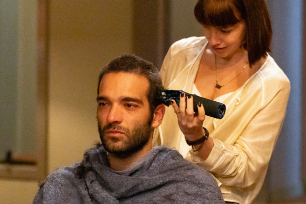 Solange (Alice Wegmann) raspando o cabelo de Afonso (Humberto Carrão) em Vale Tudo