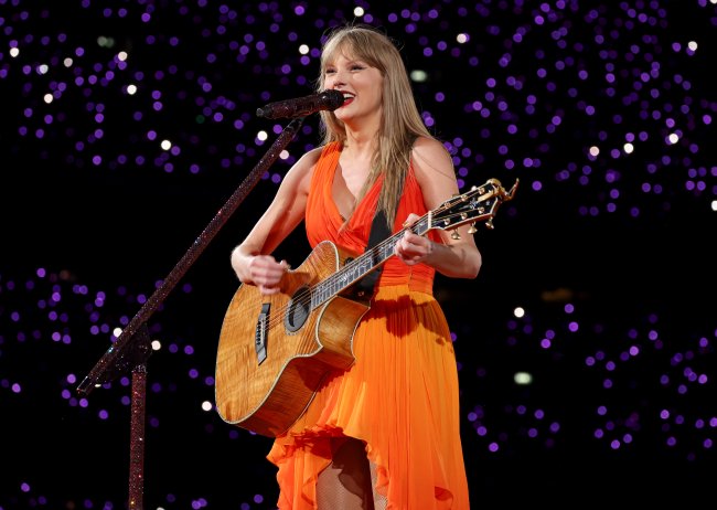 Taylor Swift | The Eras Tour – London, UK LONDON, ENGLAND - JUNE 21: (EDITORIAL USE ONLY. NO STANDALONE PUBLICATION USE (NO SPECIAL INTEREST OR SINGLE ARTIST PUBLICATION USE; NO BOOK USE)) Taylor Swift performs onstage during