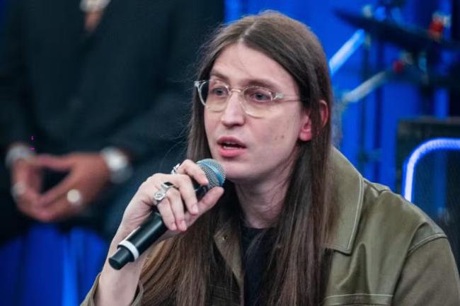 O influenciador Felca, em participação no Altas Horas, programa da TV Globo.