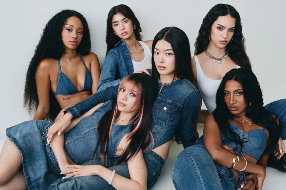 Grupo KATSEYE em nova campanha de jeans da GAP