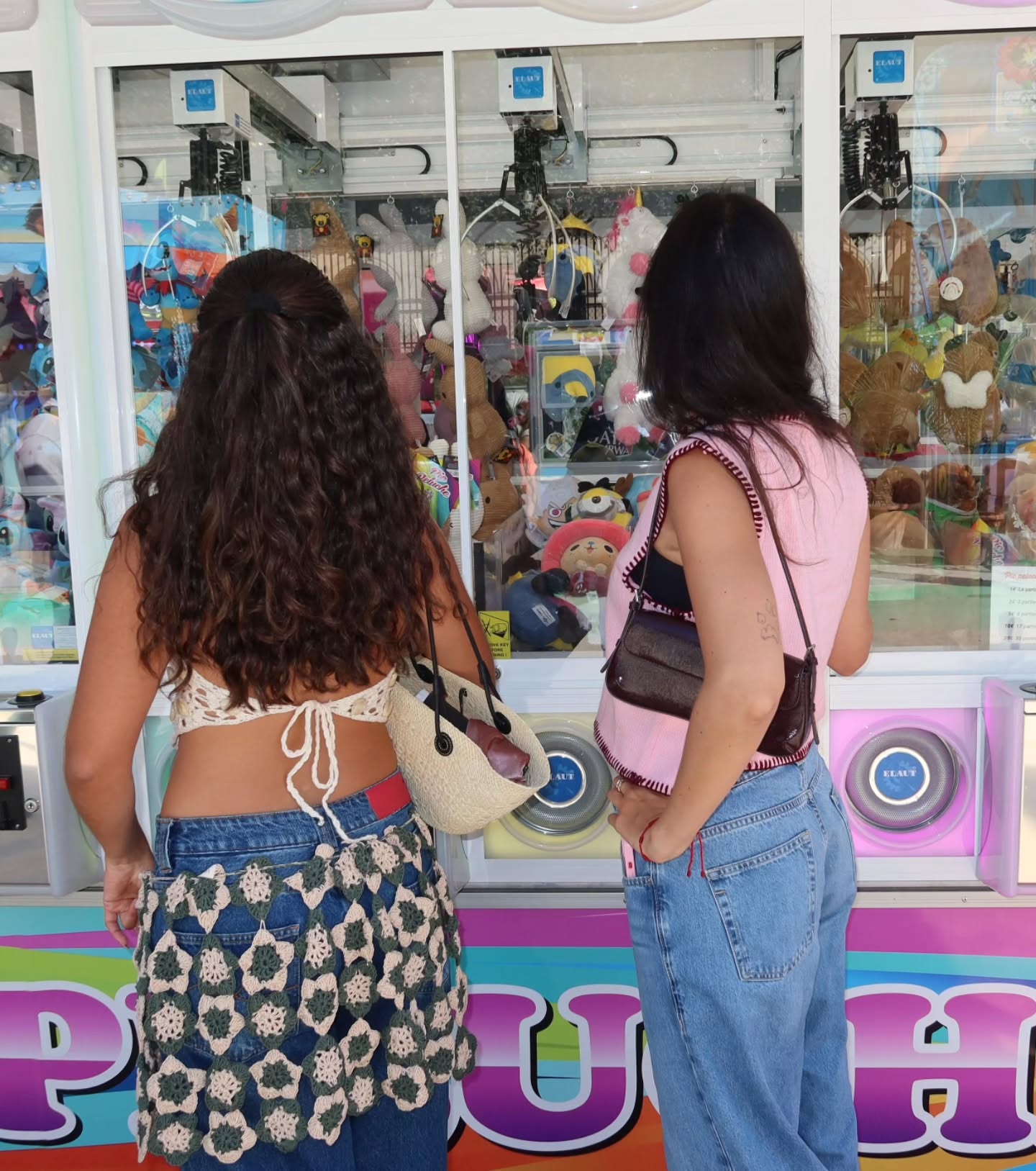 Maisa e amiga Julia Rabelo durante férias em Paris