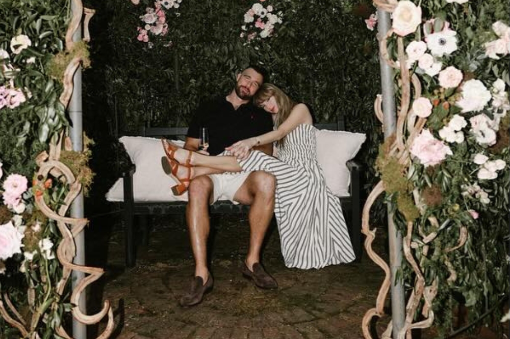 Taylor Swift e Travis Kelce anunciam que estão noivos