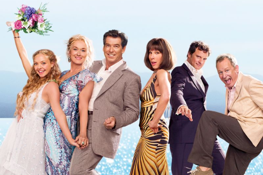 Personagens de Mamma Mia estão em fila no poster oficial