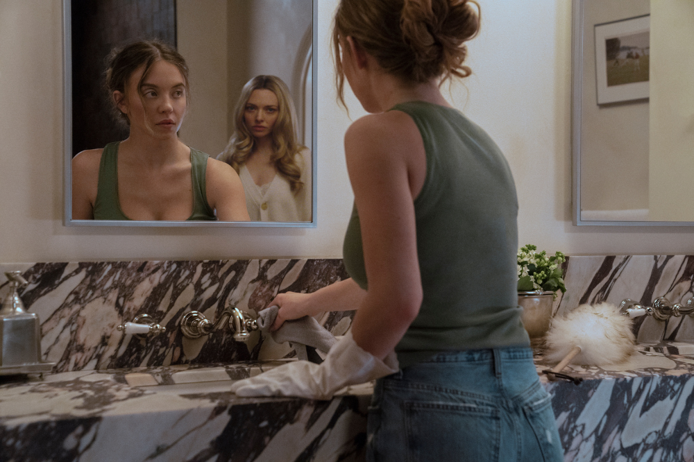 Sydney Sweneey e Amanda Seyfried se olham pelo espelho