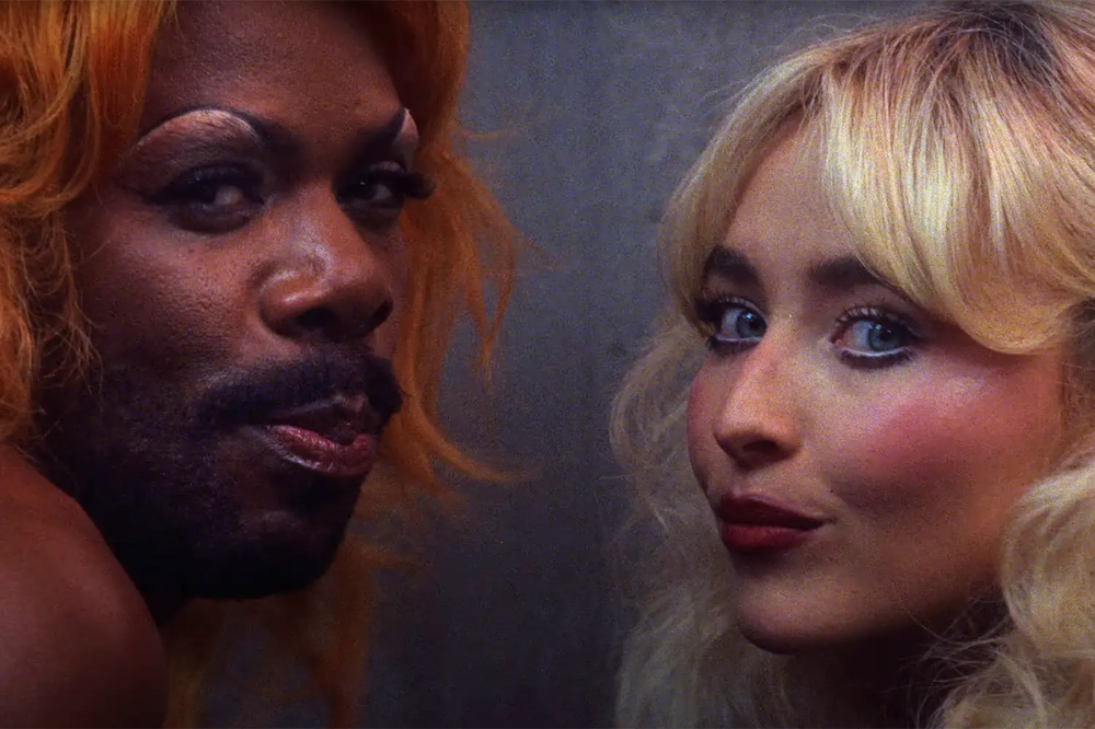 Sabrina Carpenter e Colman Domingo em ‘Tears’