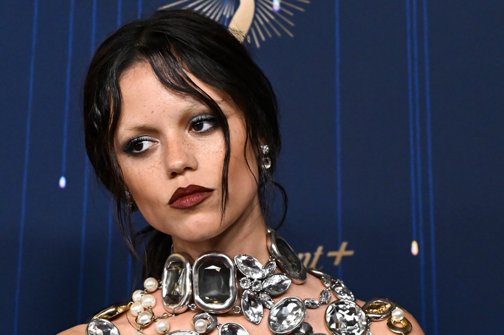Jenna Ortega na 77ª edição do Primetime Emmy Awards, realizada no Peacock Theater em 14 de setembro de 2025, em Los Angeles, Califórnia.