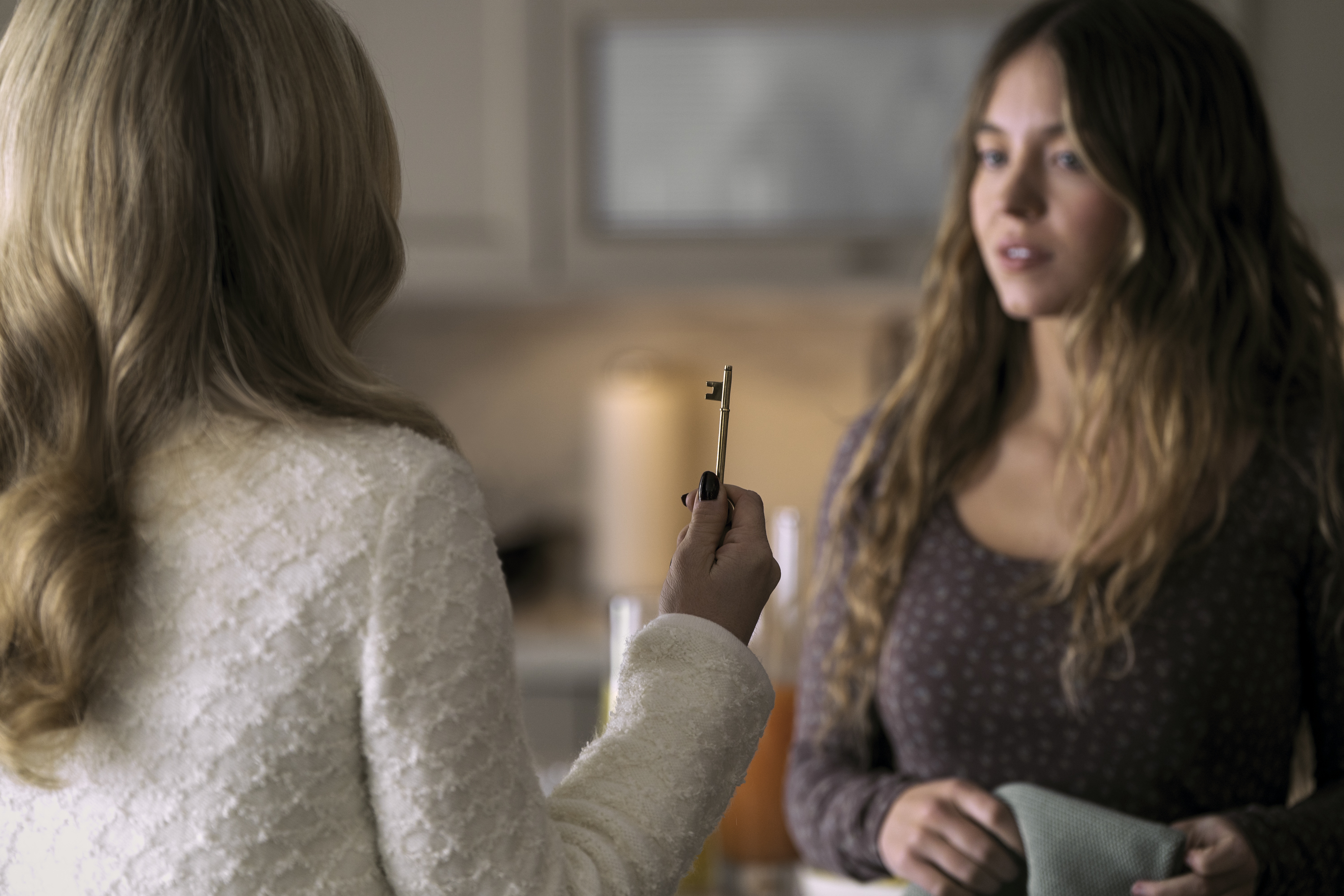 The Housemaid Sydney Sweneey de cabelos longos Amanda Seyfried segurando chave